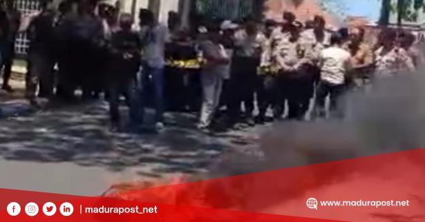 Telur Busuk dan Ban Terbakar Warnai Aksi Protes di Pamekasan